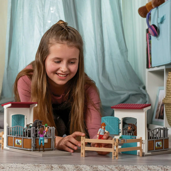 Horse Box with HORSE CLUB Hannah &amp; Cayenne - Tools 4 Teaching